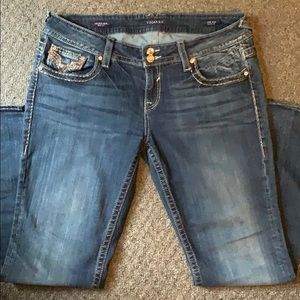 So much bling 💎 on that 🍑